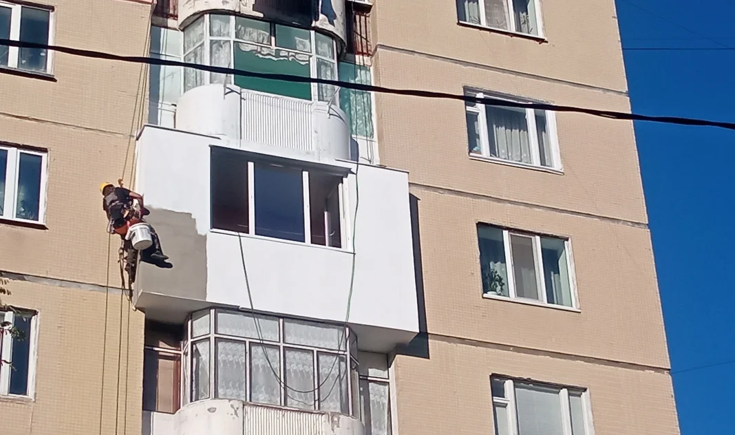 Утепление фасадов промышленными альпинистами
